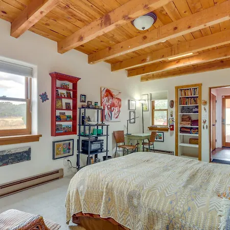 Holiday home Zuri House Eclectic With Hot Tub *