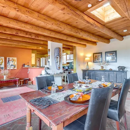 Zuri House Eclectic With Hot Tub