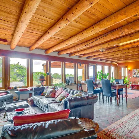 Holiday home Zuri House Eclectic With Hot Tub