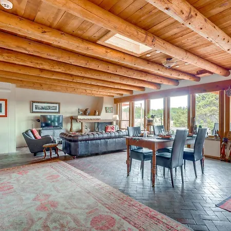 Zuri House Eclectic With Hot Tub